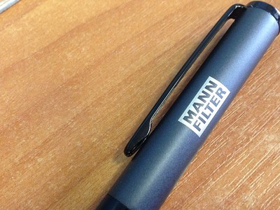 Лазерная гравировка логотипа на ручке