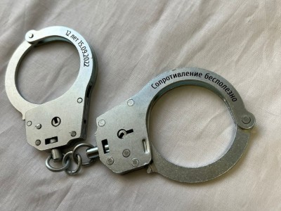 Лазерная гравировка на наручниках