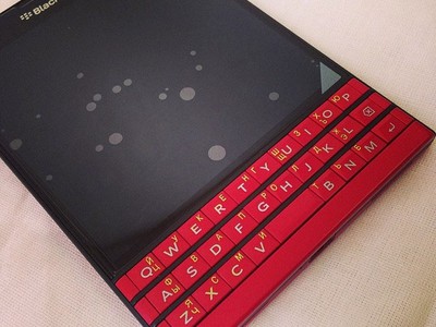 Лазерная гравировка Blackberry Passport red