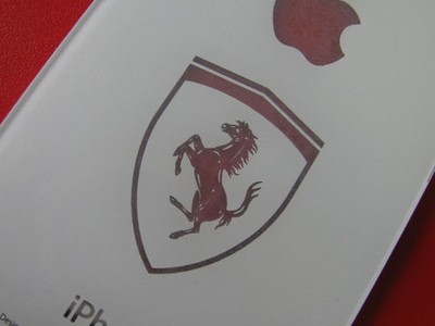 Гравировка логотипа на iPhone