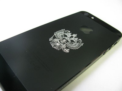 Лазерная гравировка герба на iPhone